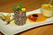 Créme Brulée mit mariniertem Fruchtsalat auf Schokoturm (©Foto: Martin Schmitz)